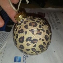 como decorar uma bola de natal