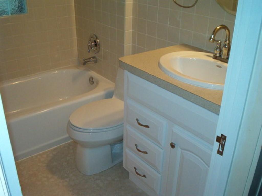 V kombinovanej kúpeľni Chruščova môžete nainštalovať práčku a ďalšie užitočné prvky
