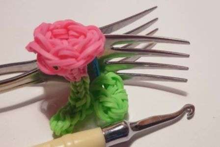Effettueremo la tessitura su una forchetta, così puoi tessere una rosa anche se non hai un telaio