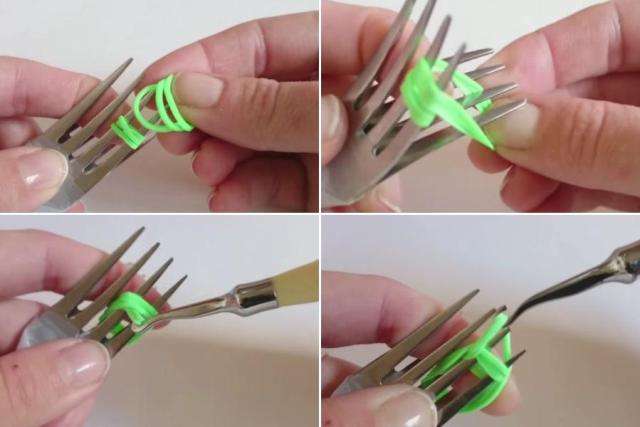 Capovolgi le forchette e rimetti i due elastici in orizzontale, scartando i tre inferiori