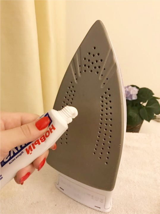 Čistenie podrážky žehličky zubnou pastou