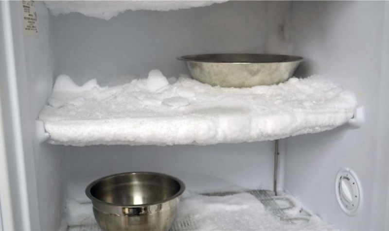 Nopea sulatus jääkaapissa käyttämällä höyryä kiehuvasta vedestä kulhoissa