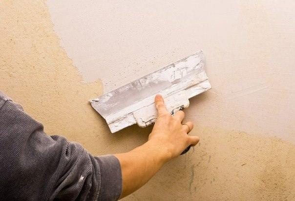 En bred murslev krävs för att applicera ytskikt av kitt på väggarna