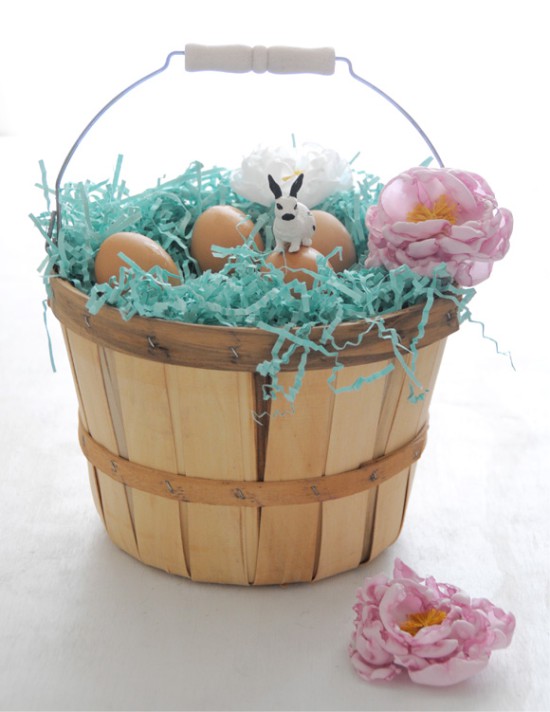 Bujori din țesături în decorarea ouălor de Paște
