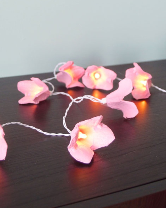 LED -füzér virágokkal