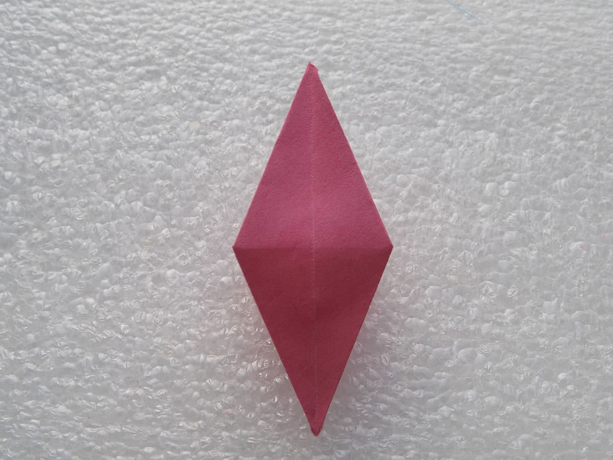 Lírio de origami etapa 18