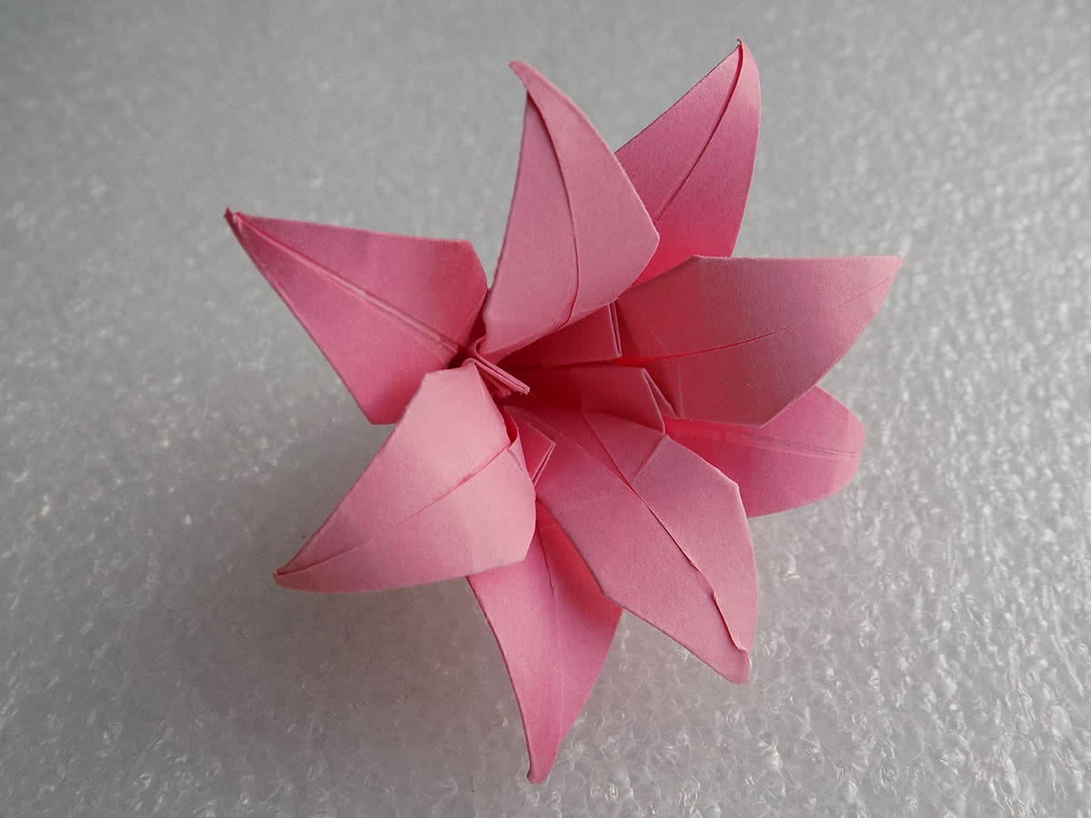Lírio de origami etapa 24