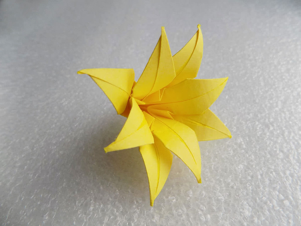 Lírio de origami etapa 25