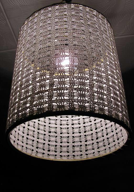 Langoista valmistettu lampunvarjostin voidaan lisäksi koristella strassilla, stensiilillä tai paperilla