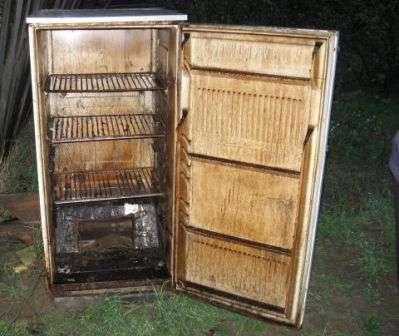 Stari hladnjak može se koristiti i za hladno pušenje. Za to se tijelo hladnjaka pripremljeno na opisani način postavlja na podignut prostor, na dnu se izbuši rupa i