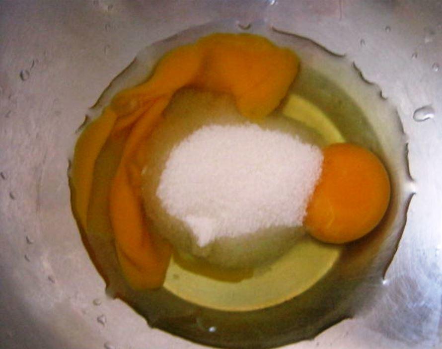 Βάλτε τα αυγά σε ένα μπολ και προσθέστε ζάχαρη