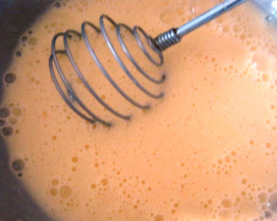 Προσθέστε κεφίρ στα αυγά στο δοχείο και ανακατέψτε τη μάζα