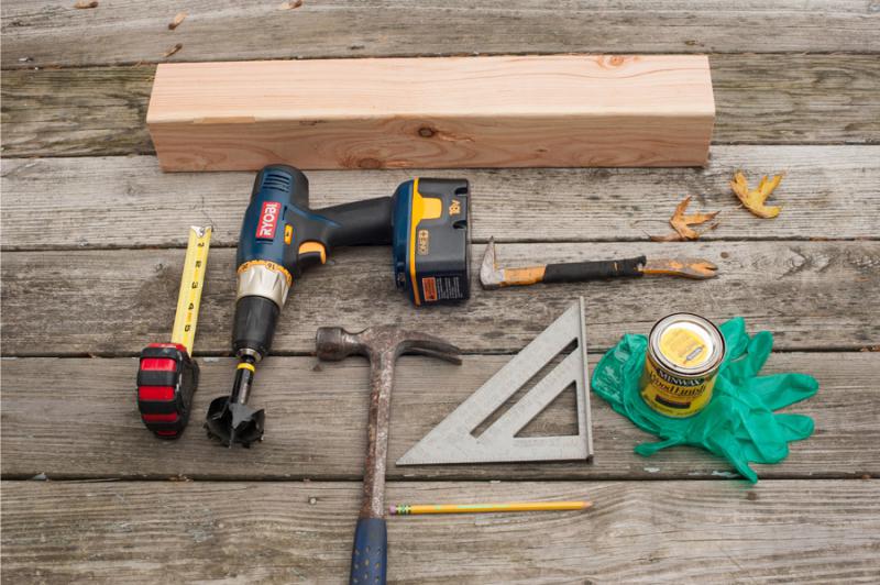 Materialer og værktøjer til fremstilling af en trælysestage