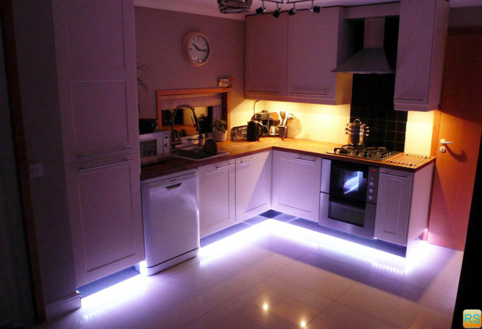 Ο φωτισμός της μονάδας κουζίνας στο κάτω μέρος είναι μια σπάνια και επομένως μια πολύ πρωτότυπη λύση