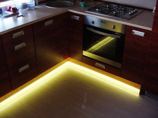 Ο φωτισμός επίπλων τη νύχτα μπορεί να αλλάξει τον σχεδιασμό της κουζίνας πέρα ​​από την αναγνώριση.