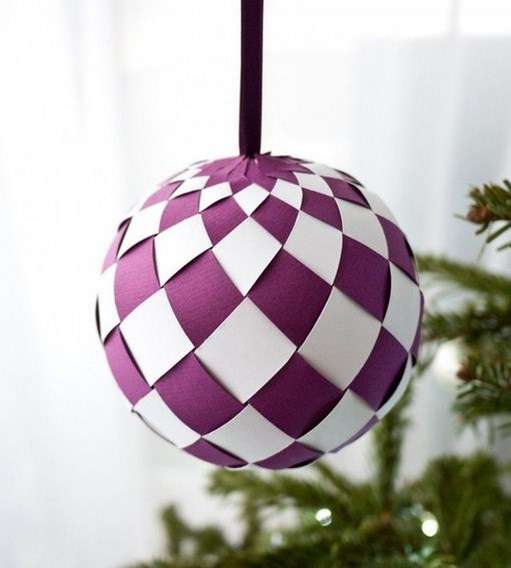 Como fazer bolas de papel coloridas para decorar uma árvore de natal
