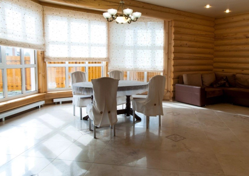 O piso radiante cerâmico também pode ser feito em uma casa de madeira