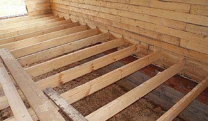 Pisos quentes em uma casa de madeira: características de instalação