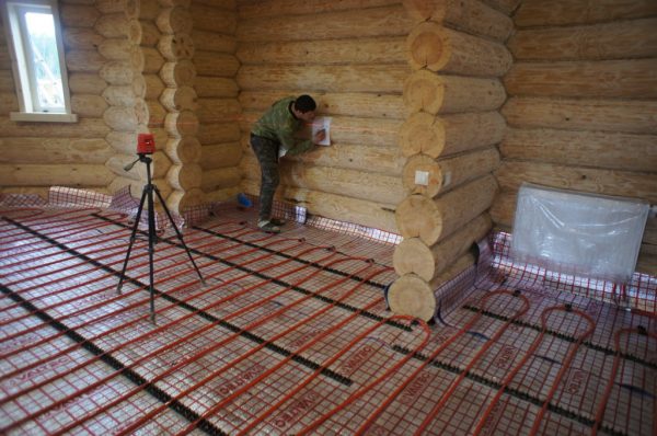 Como fazer pisos aquecidos em uma casa de madeira: opções de dispositivo e instalação
