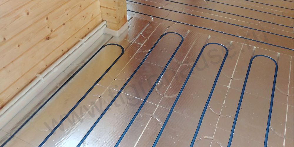 instalação de piso radiante de água em uma casa de madeira