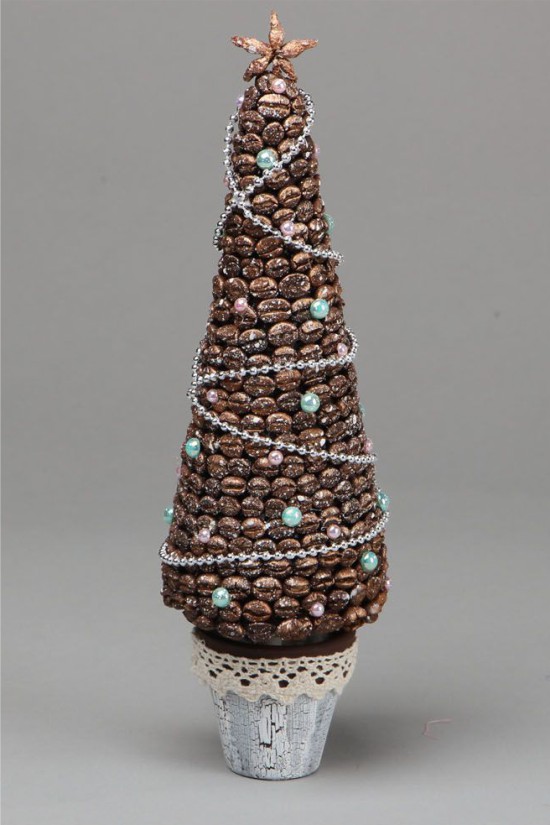 Julgran gjord av kaffebönor