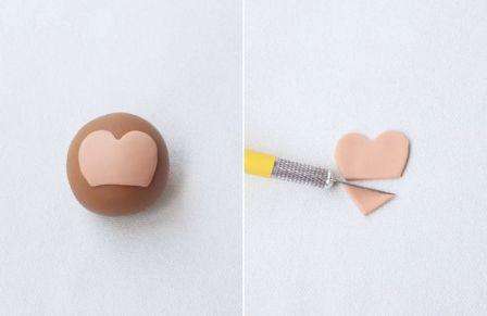 Role uma bola de plasticina para a cabeça. Em seguida, pegue o material de uma cor mais clara, estenda e recorte o coração. Se você cortar a parte inferior do coração, terá um espaço em branco para o rosto do brinquedo.