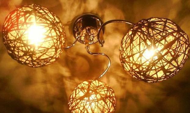 אלמנט של תפאורה כגון מנורה המיוצרת בעבודת יד מחומרים ידידותיים לסביבה יחסוך משמעותית את התקציב שלך.