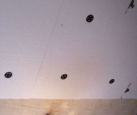 Passaggio 3. Innanzitutto, durante l'isolamento, una soletta in cemento viene trattata con una composizione resistente all'umidità. Gli slot sono sigillati. Il pavimento e il fondo delle pareti sono ricoperti di gomma liquida.
