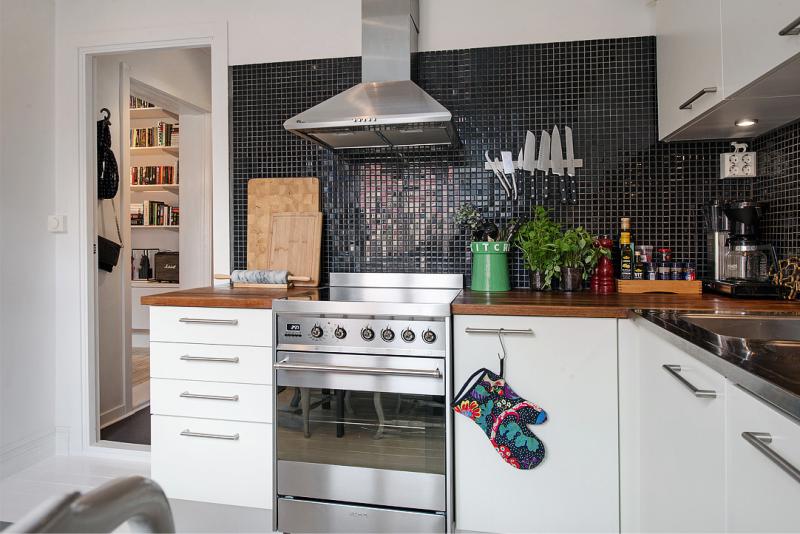 Mosaikförkläde i ett modernt kök