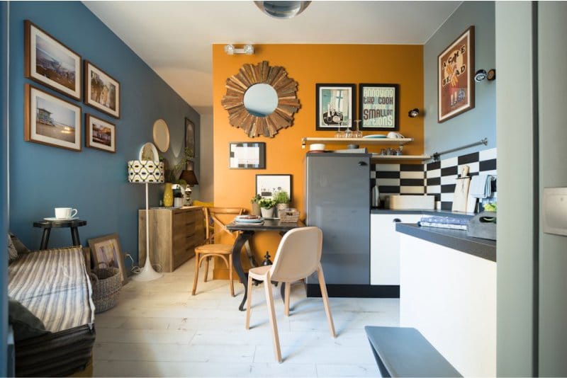 Oranžovo-modré steny v interiéri kuchyne