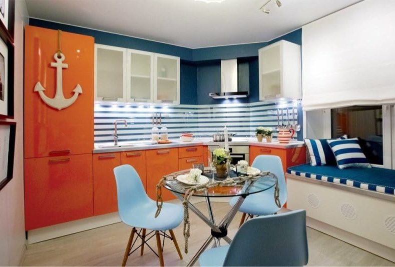Oranžová a modrá kuchyňa v námornom štýle