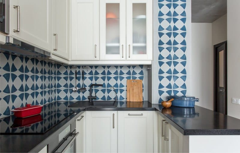Modrá zástera v interiéri kuchyne