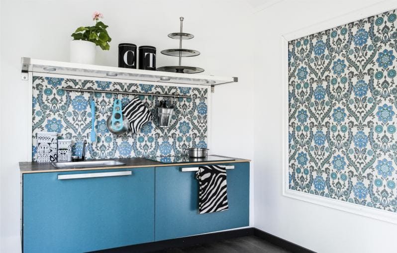 Modrá zástera v interiéri kuchyne