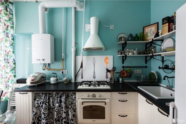 Fehér vízmelegítő és fehér motorháztető a kék konyha belsejében, retro stílusban