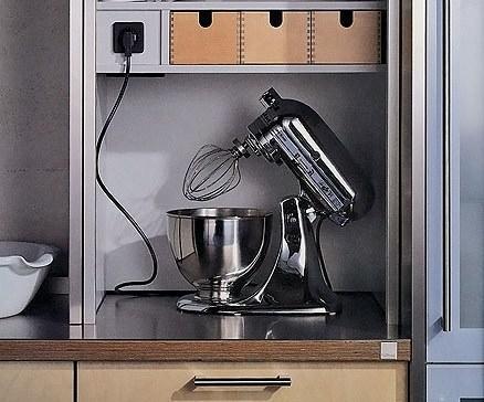 Keittiössä jatkuvasti käytettävät laitteet kuuluvat pakollisiin sähkölaitteisiin.