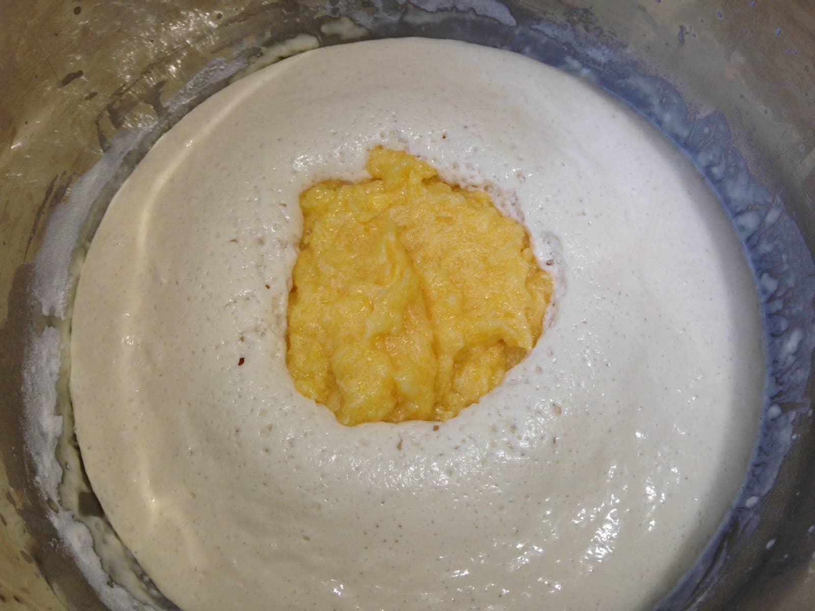 Se amestecă ouăle cu margarină, zahăr și vanilie