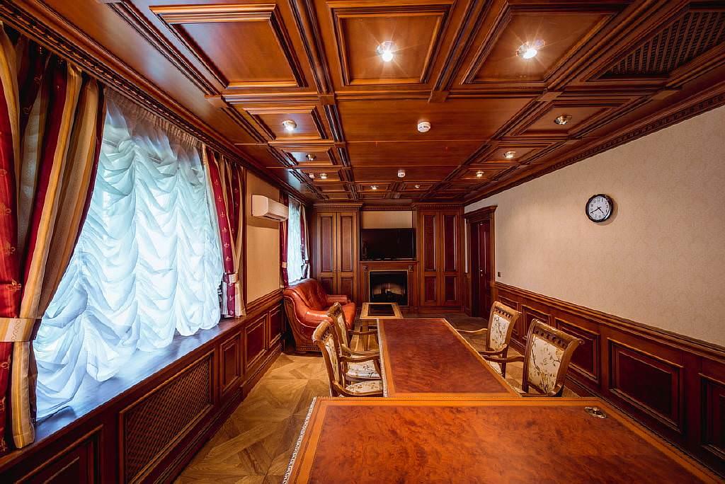 Ak chcete, aby váš interiér vyzeral skutočne luxusne, potom by bolo ideálnym riešením rímsa vyrobená z prírodného dreva.