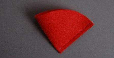 Aplique o padrão ao tecido: semicírculo (corpo morango) sobre feltro vermelho