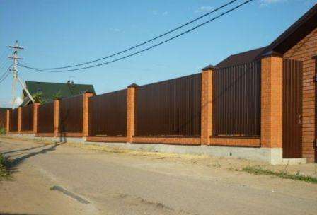 recinzione combinata in cartone ondulato e foto di forgiatura