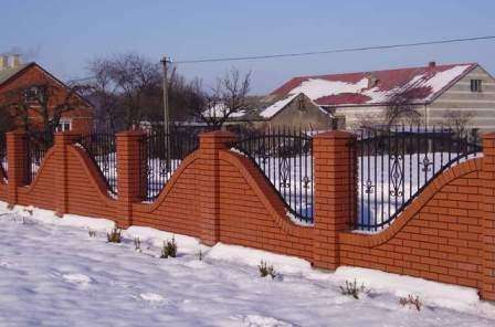 clôture en briques avec éléments en fer forgé