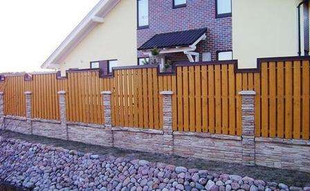 Combinaison standard d'une clôture combinée en pierre et en bois