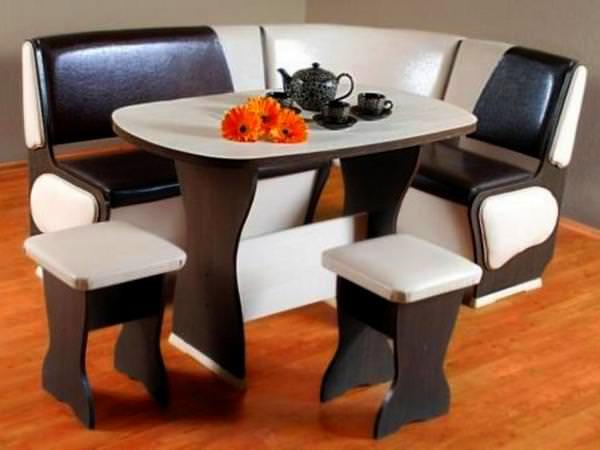 Kompaktná kuchynka štandardného dizajnu môže pojať maximálne 3 - 4 osoby pri stole