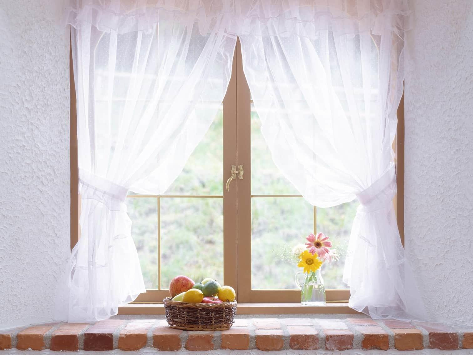 Med hjälp av korta gardiner är det lätt att skapa en känsla av rymlighet och lätthet i rummet