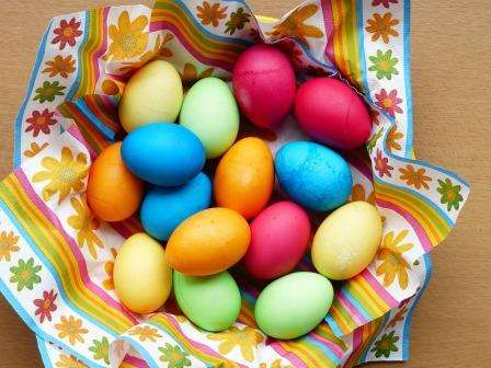Então, hoje, em nossas mãos, vamos te ensinar como fazer lindos ovos de Páscoa colorindo-os com tinturas naturais.