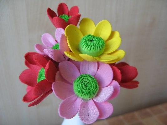 Foamiran este perfect pentru a crea flori decorative frumoase și realiste.