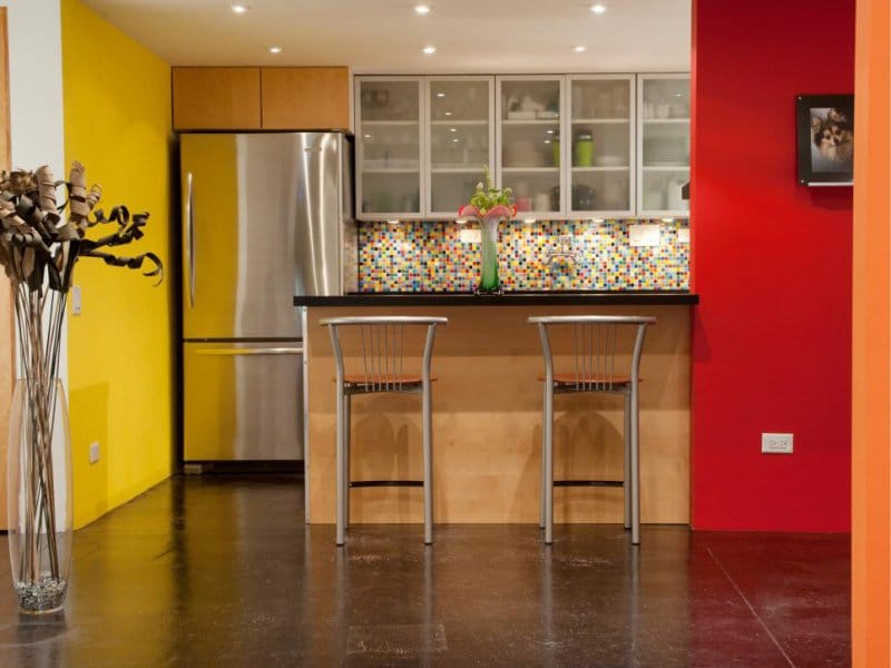 Piros és sárga falak a konyhában