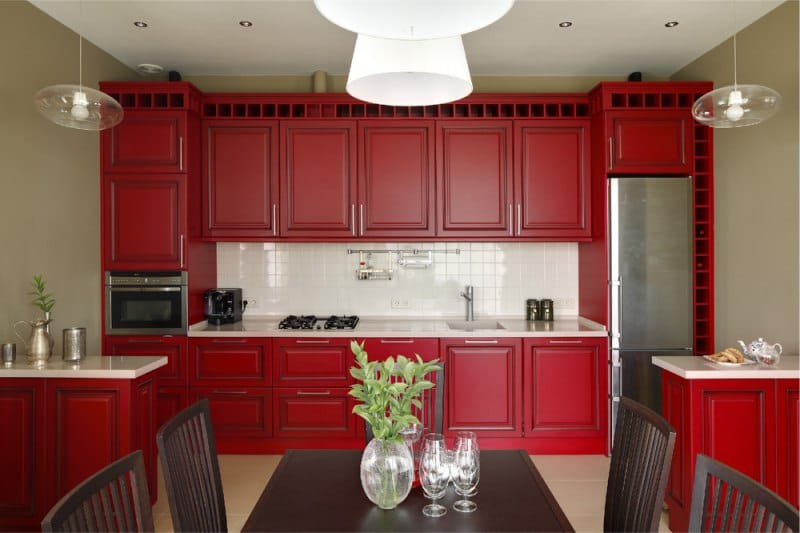 Piros konyha klasszikus stílusban
