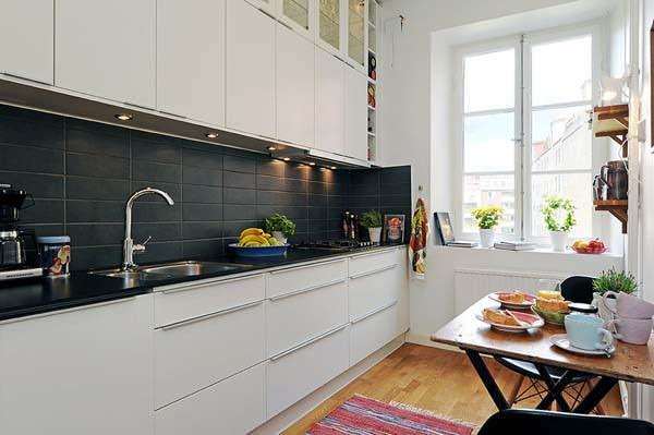 Contrastul alb-negru este clasic și va arăta elegant în aproape orice bucătărie