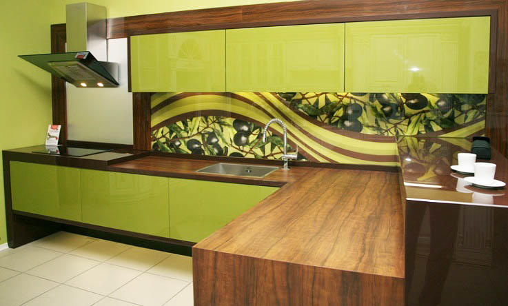 I ett olivfärgat kök kommer ritningar på ett förkläde att vara mycket lämpliga.