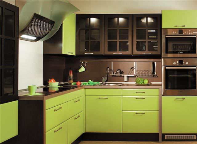 V kuchyni, kde sú hlavnými farbami oliva a hnedá, je dôležité nájsť medzi nimi rovnováhu, aby hnedá nepreťažila všetko ostatné.